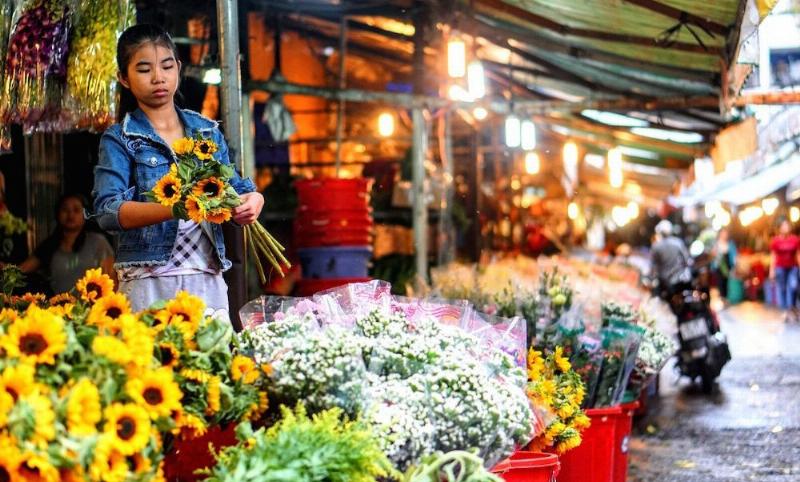 Một góc chợ đêm Quy Nhơn tấp nập với nhiều gian hàng ẩm thực đường phố, khách du lịch đang thưởng thức món ăn
